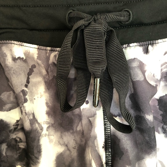 Lululemon Hotty Hot Short Black Roses - Picture 8 of 11